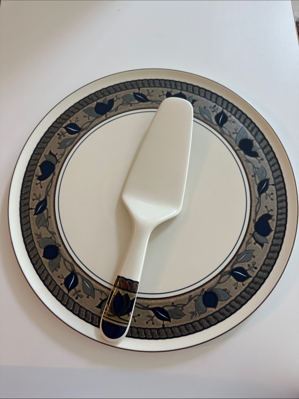 MIKASA Ceramic Cake Server and Decorative Plate Set
